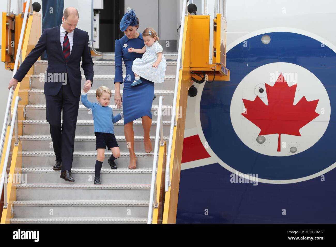 Il Duca e la Duchessa di Cambridge con la Principessa Charlotte e il Principe George quando arrivano all'Aeroporto Internazionale di Victoria il primo giorno del Royal Tour in Canada. PREMERE ASSOCIAZIONE foto. Data immagine: Sabato 24 settembre 2016. Vedi la storia della PA ROYAL Canada. Il credito fotografico dovrebbe essere: Andrew Milligan/PA Wire Foto Stock