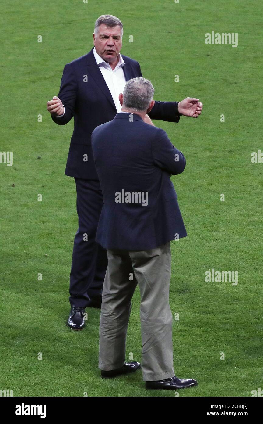 Il manager inglese Sam Allardyce con il presidente fa Greg Clarke (davanti) Foto Stock