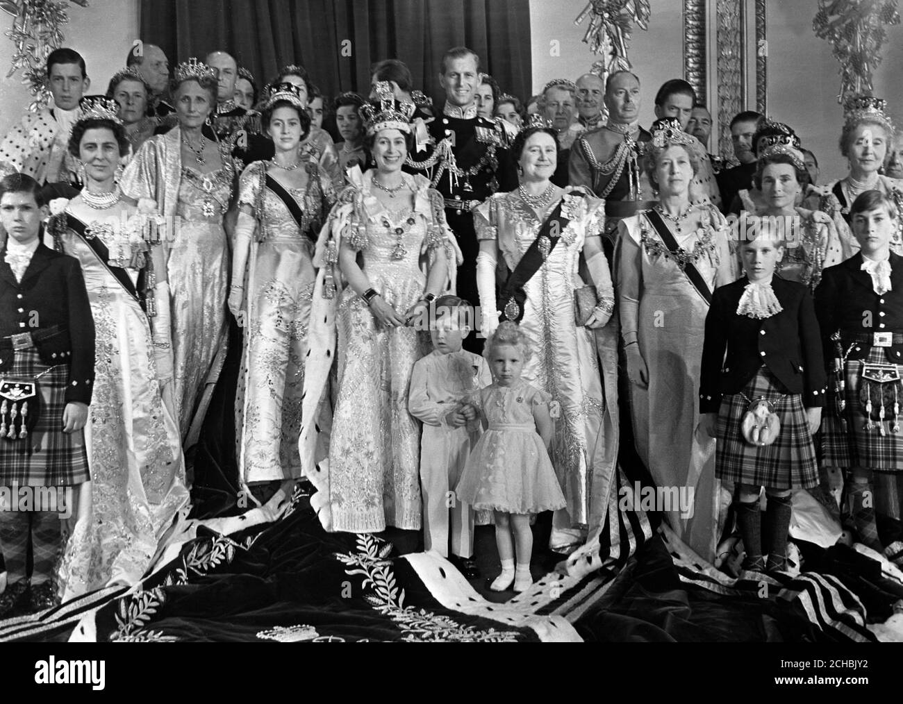 Regina Elisabetta II nelle sue vesti di coronazione, fotografata con la sua famiglia e altri membri della famiglia reale, nella Sala del Trono a Buckingham Palace. Foto Stock
