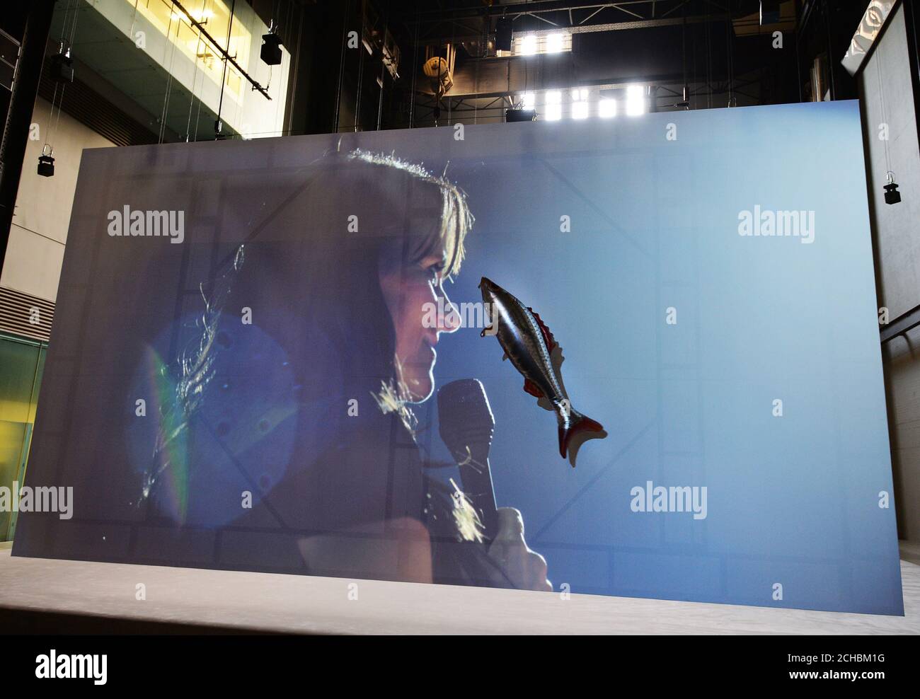 Il pesce galleggiante dell'artista francese Philippe Parreno, che è l'ultima commissione su larga scala per l'iconica sala turbine di Tate Modern, e fa parte della mostra Hyundai Commission 2016: Philippe Parreno a Londra. Foto Stock