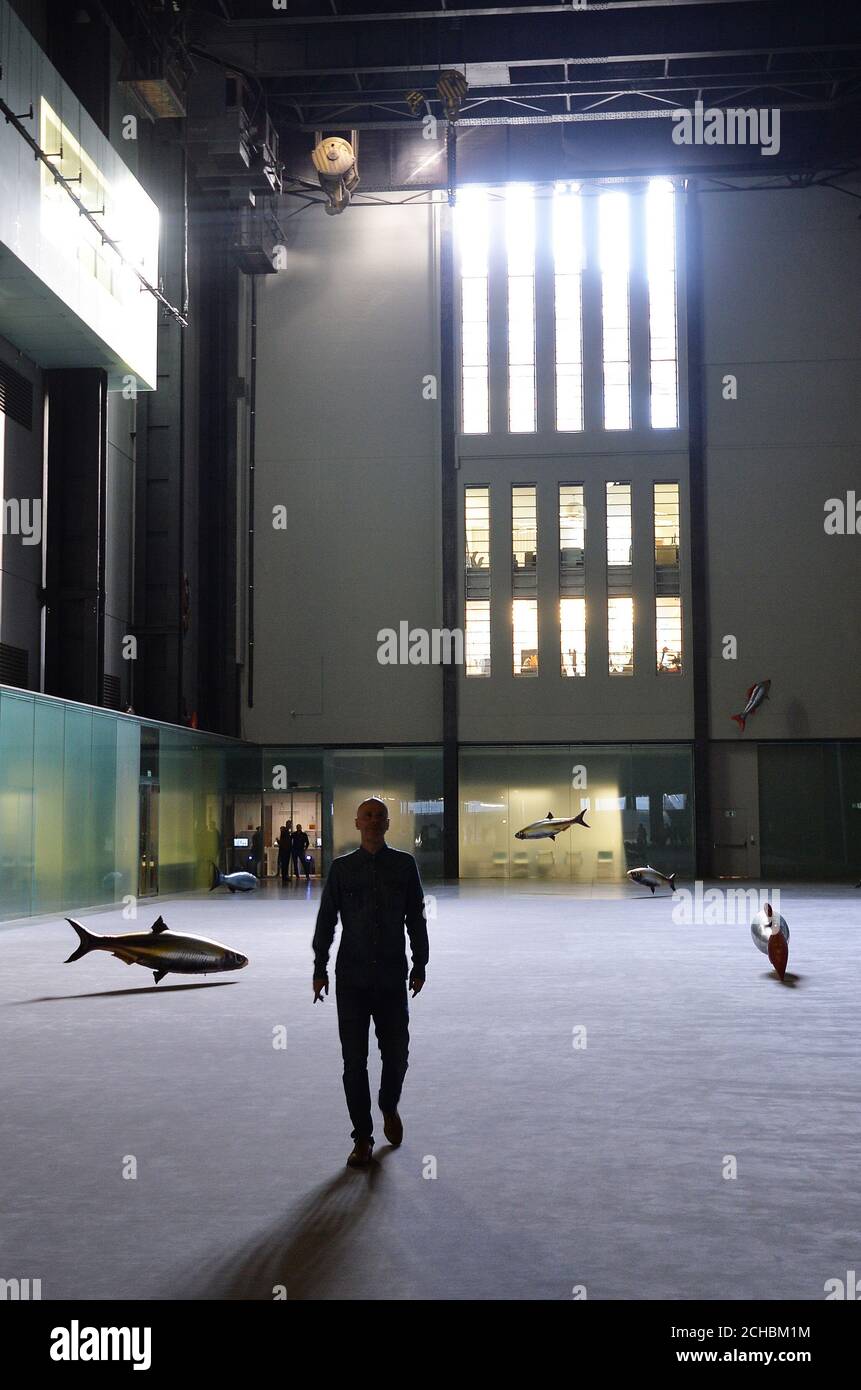 L'artista francese Philippe Parreno con il suo pesce galleggiante, che è l'ultima commissione su larga scala per l'iconica sala turbine di Tate Modern, e presenta la Hyundai Commission 2016: Philippe Parreno mostra a Londra. Foto Stock