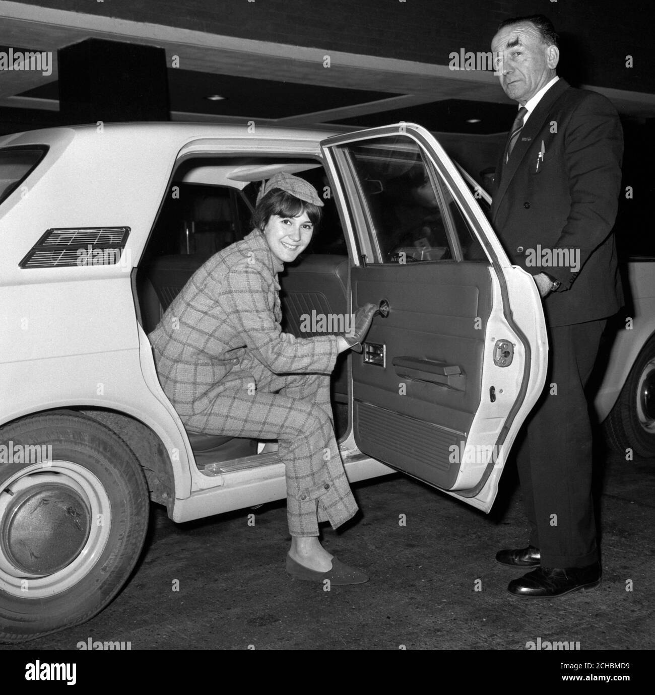 Indossando una tuta da pantaloni e un cappello da deerstalker abbinato, Grace Valverde (Miss Gibilterra) arriva all'aeroporto di Londra per partecipare al concorso Miss World 1966 a Londra. Foto Stock