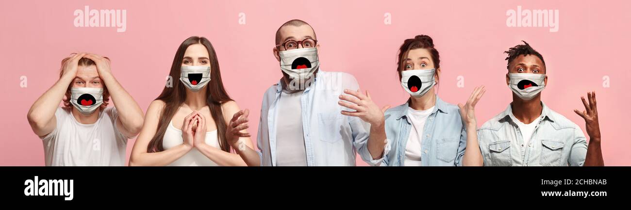 Gruppo di persone allegri, allegri, donne e uomini che indossano maschera protettiva su sfondo rosa corallo. Modelli multirazziali. Collage. Concetto di emozioni umane, espressione facciale, sicurezza, protezione. Foto Stock