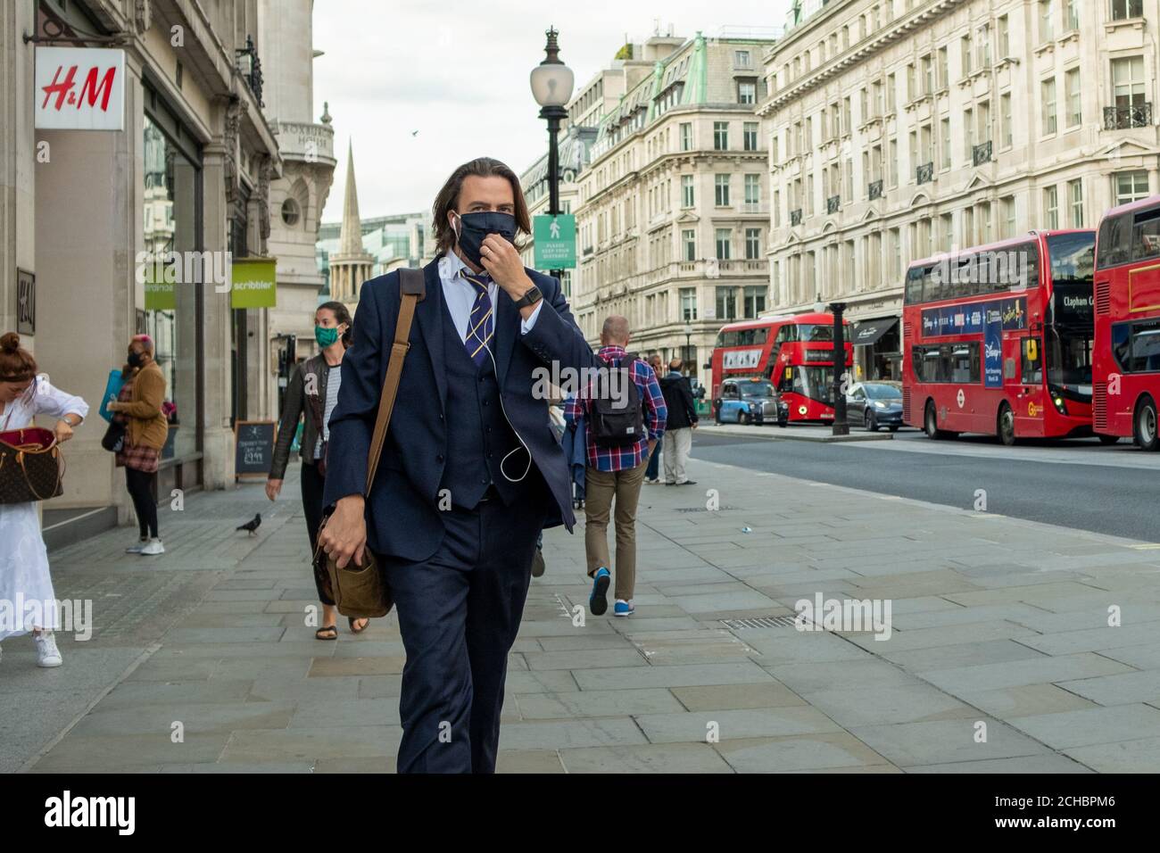 Londra - Settembre 2020: Shoppers su Oxford Street indossando maschere Covid 19 Foto Stock