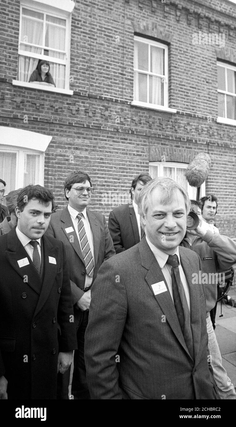 Chris Patten, Segretario per l'ambiente, in Robertson Street, Clapham, Londra, in cui un lato della strada è di responsabilità del Consiglio di Wandsworth, controllato dai Tory, e l'altro lato è quello di Lambeth, controllato dai laburisti. I contribuenti del sondaggio sul lato di Lambeth pagheranno ora £497, mentre quelli sul lato di Wandsworth pagheranno £148 - la tassa più bassa in Inghilterra e Galles. Foto Stock