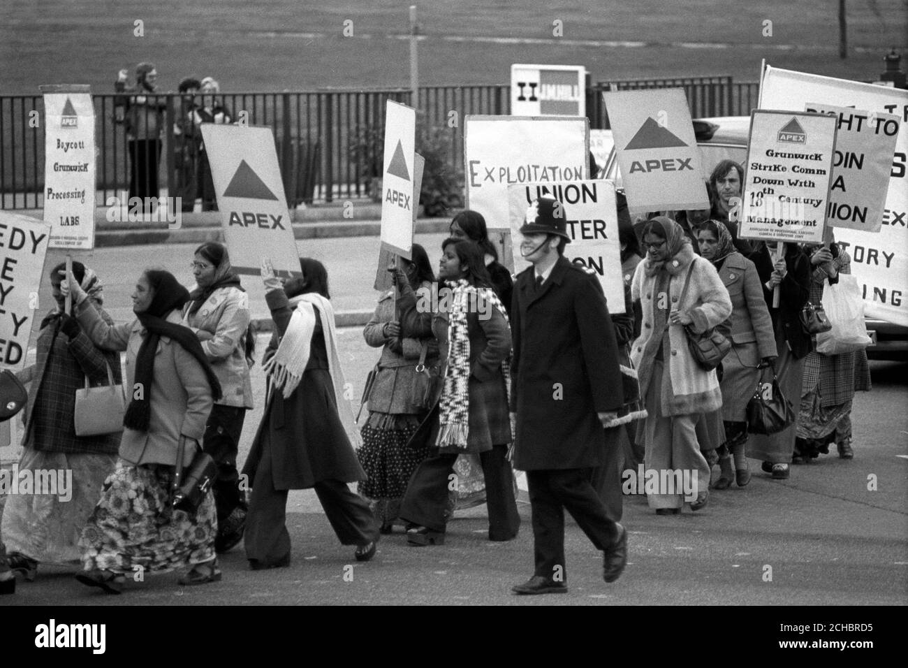 Lavoratori della Grunwick Film Processing Laboratories Ltd a Willesden, che sono stati in sciopero per otto settimane in una disputa di riconoscimento sindacale, a Londra in viaggio verso la Camera dei Comuni per fare pressione sui parlamentari prima di presentare una petizione al primo Ministro. La marcia di protesta è stata guidata dal segretario generale dell'APEX (l'Associazione dei dirigenti professionali, degli impiegati e del personale informatico), Roy Grantham. La maggior parte dei lavoratori coinvolti sono immigrati e l'Unione sostiene che alla base dello sciopero sono i salari e le condizioni pagate dall'azienda. Foto Stock