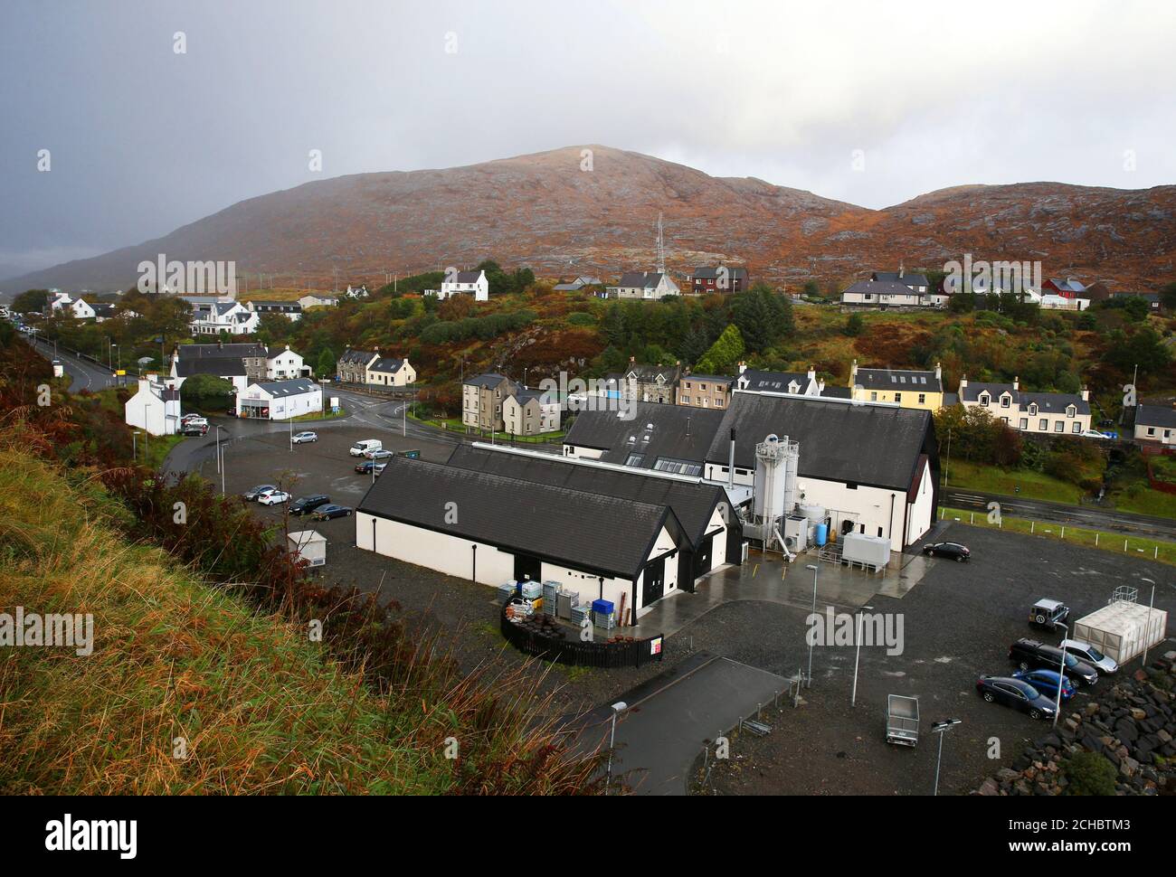 Una vista generale della distilleria dell'isola di Harris, ufficialmente aperta dal principe Carlo durante una visita alla distilleria, ha visitato l'edificio e ha incontrato i dipendenti, i sostenitori della distilleria e i membri della comunità locale di Tarbert sull'isola di Harris. PREMERE ASSOCIAZIONE foto. Data immagine: Martedì 18 ottobre,2016. Il credito fotografico dovrebbe essere: Andrew Milligan/PA Wire. Foto Stock