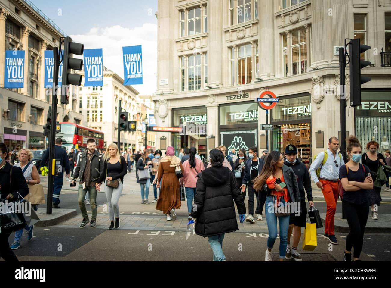 Londra - Settembre 2020: La gente che acquista su Oxford Street nel West End. UN punto di riferimento di Londra famoso in tutto il mondo e una destinazione al dettaglio Foto Stock