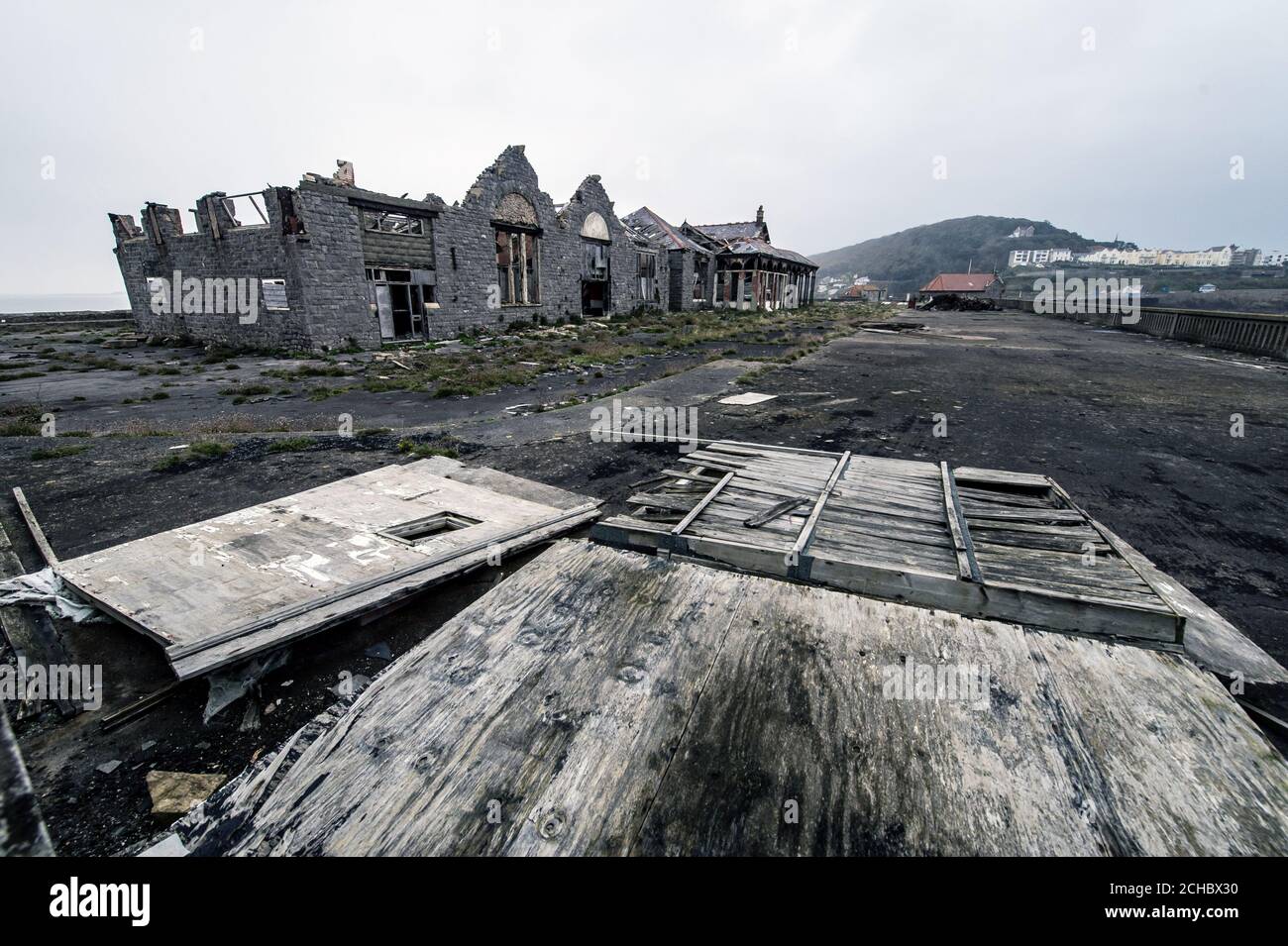 I resti di strutture in legno sono stesi pianeggianti sul pavimento di fronte ai padiglioni Est e Ovest sul molo di Birnbeck, vicino a Weston-super-Mare, Somerset, che ha aperto il 5 giugno 1867 ed è ora derelict e dilapidata. Foto Stock