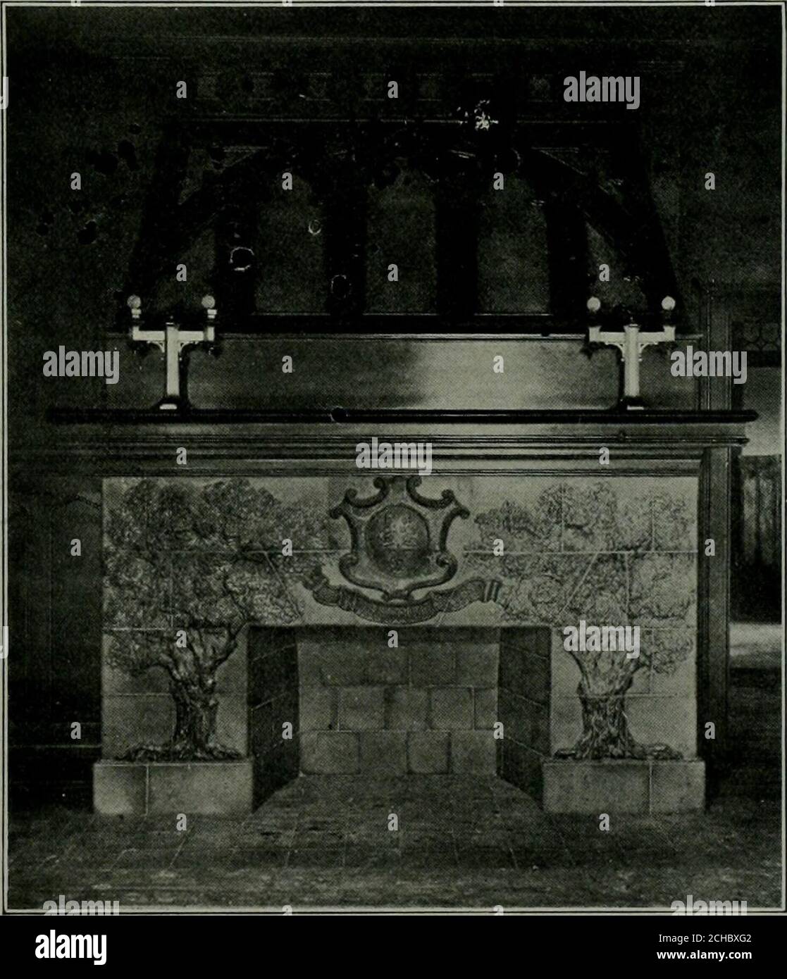 . L'architetto e ingegnere della California e della costa del Pacifico . Conservatory Sctit ami Fl,-. Charter Rovere Mantel. 70 Tlic Architect ed Ens[iiieer egli fu fortemente influenzato dallo zio non fu imitatore, ma un coscienzioartista che nell'espressione dell'arte seguì le sue linee. I suoi migliori lavorisono quelli in cui ha impiegato la figura della Vergine, figure inginocchiate, teste di cherubini e peperoncini. In Andreas più tardi iniziò il declino della Delia Robbiafaience. Ha impiegato molti assistenti che hanno ripetuto i suoi disegni e spesso ha eseguito il lavoro slovenly della qualità più povera. Al posto dell'ammenda Foto Stock