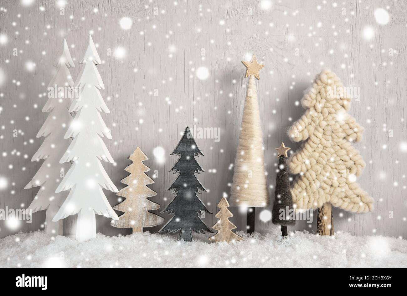 Alberi di Natale, neve, Grigio grugnoso sfondo di legno, Stella, Snwoflakes Foto Stock