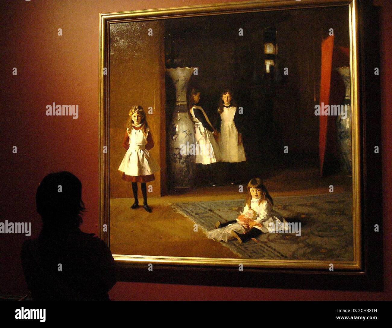 Una donna vede le Figlie di Edward Darley Boit di John Singer Sargent, Lunedi 20 febbraio 2006, che è in mostra agli Americani a Parigi 1900 - 1860 mostra nella National Gallery, Londra. PREMERE ASSOCIAZIONE foto. Il credito fotografico dovrebbe essere: Michael Stephens/PA. Foto Stock