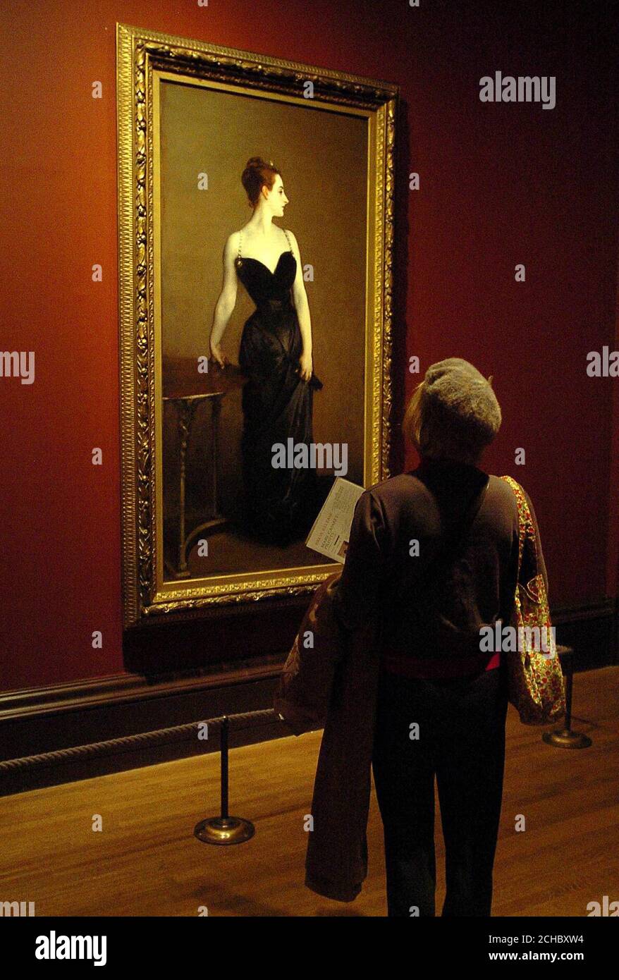 A woman views Ritratto di Madame X di John Singer Sargent, lunedì 20 febbraio 2006, che è in mostra agli Americani a Parigi 1900 - 1860 mostra nella National Gallery, Londra. PREMERE ASSOCIAZIONE foto. Il credito fotografico dovrebbe essere: Michael Stephens/PA. Foto Stock