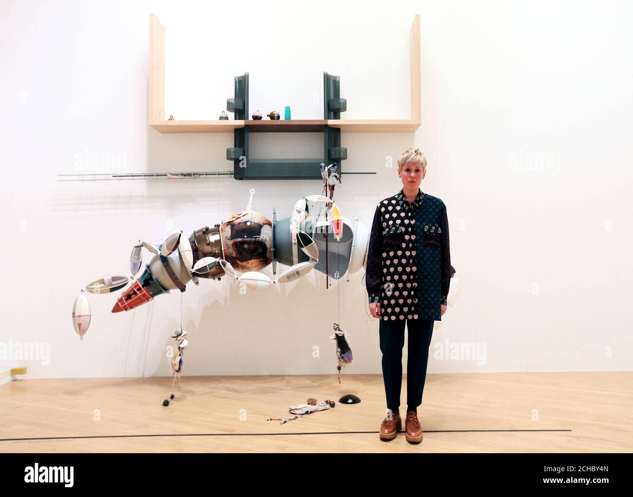 RETRANMITTED CORREGGE IL NOME DELL'INSTALLAZIONE DAI GENERI IN FIORE NOTTURNO ALLA COVATA E ALL'AMARO PASSO Helen Marten, vincitore del Premio Turner 2016, davanti alla sua installazione Brood e Bitter Pass, a Tate Britain, Londra. Foto Stock