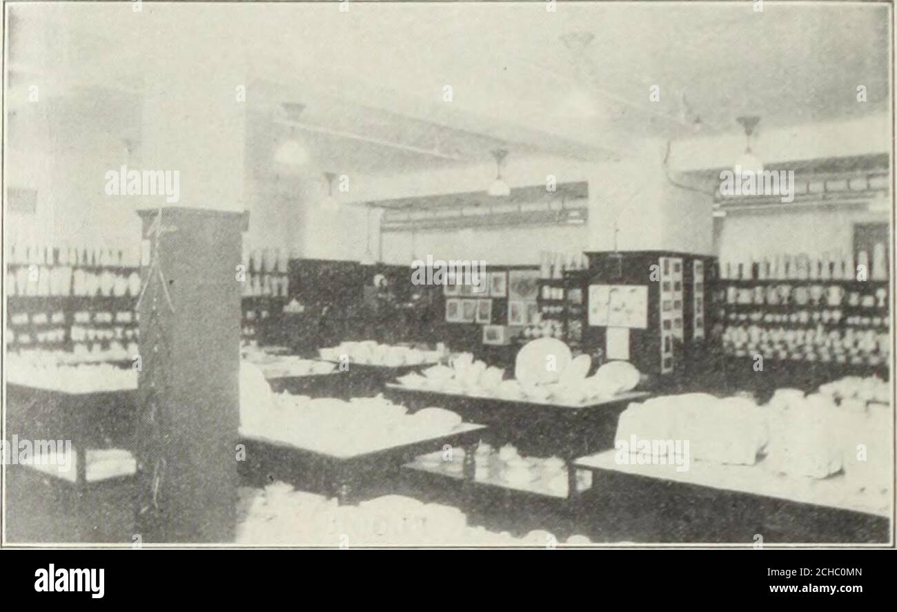 . Vasellame e diario di vetro . QUARTO PIANO ^Dipartimenti nel 151)4 completa &)uno Sbop di T. !fr. Tftlng 3? etrolt. Mlil). i6 tabelle che presentano una miriade di occasioni worthyof il affare di nome. Al quarto piano si trova quello che potrebbe essere definito il più noto per le strutture che possiede per l'installazione di grandi istituzioni. Sul pavimento di zame sono ammorbidenti tali forniture come spazzole, forniture di cucina,. SEMINTERRATO all'ingrosso reparto, per qui troviamo completeoutfits per alberghi, barche, ristoranti e caffè e altre grandi istituzioni. In realtà, il negozio King è spazzoloni, lucidare, posate e articoli vari. Foto Stock