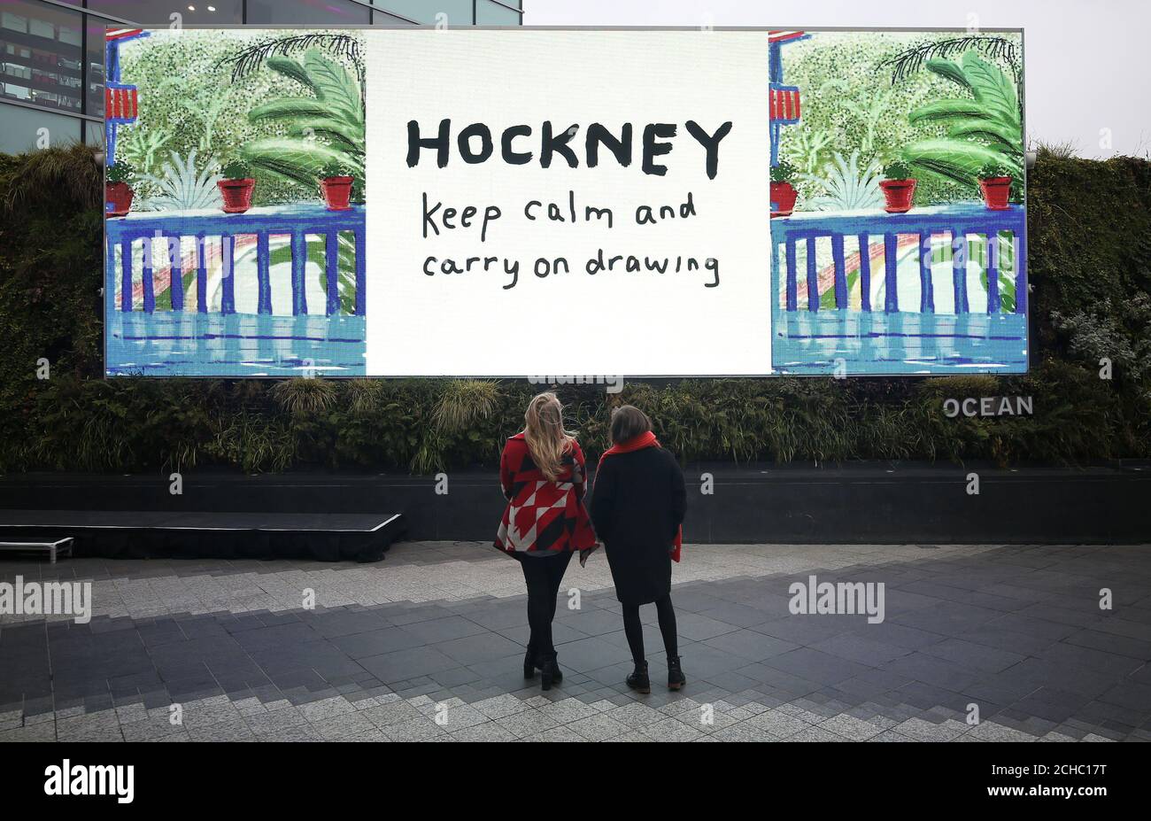 Le persone che guardano un dipinto di David Hockney per iPad visualizzato su una tela digitale a Westfield in Shepherd's Bush, Londra, per segnare l'apertura della sua retrospettiva Tate Britain. Foto Stock