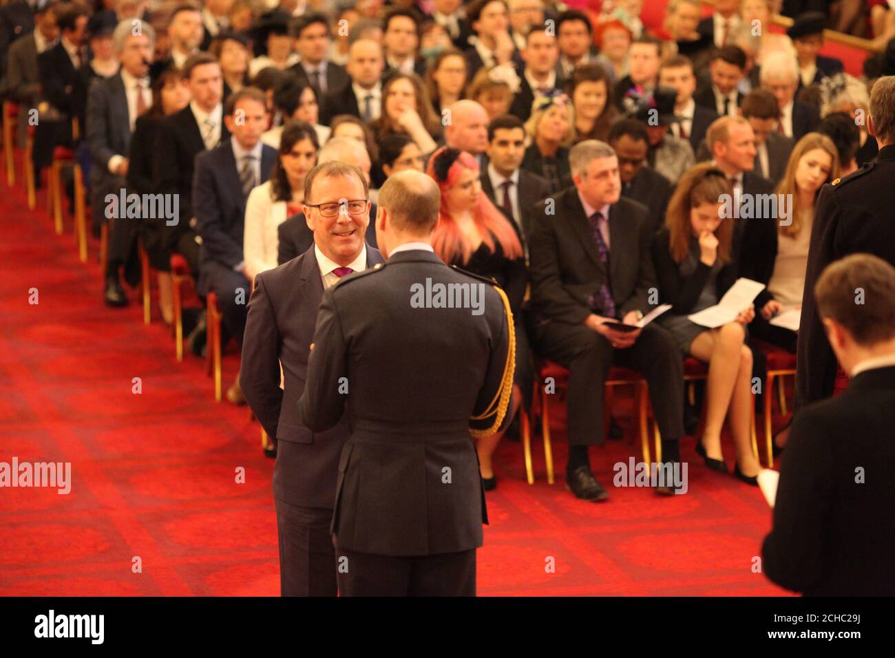 Paul Seaby di Caterham è fatto un MBE (membro dell'Ordine dell'Impero britannico) dal duca di Cambridge a Buckingham Palace. Foto Stock