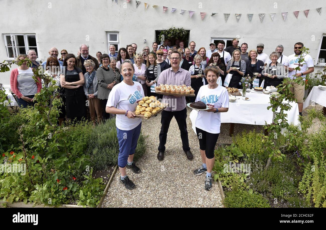 USO EDITORIALE SOLO Hugh Fearnley-Whittingstall (centro) ospita una festa del tè per la Grande passeggiata, un'iniziativa del progetto Eden, presso il suo quartier generale River Cottage ad Axminster, Devon. Foto Stock