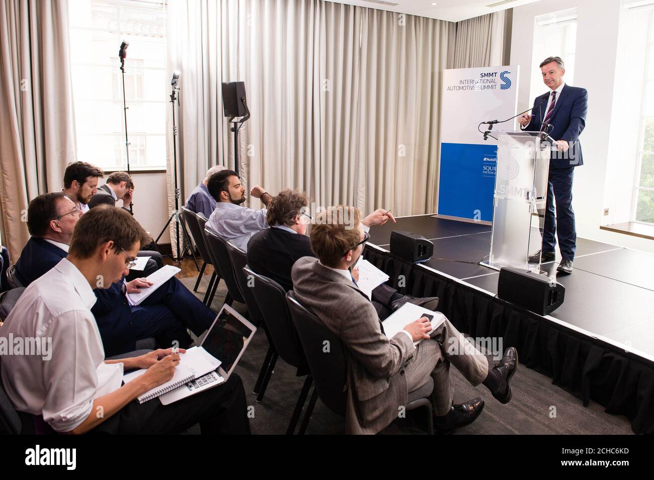 Mike Hawes, CEO di SMMT, parla del diesel alla conferenza International Automotive Summit della Society of Motor Manufacturers and Traders (SMMT) all'Institute of Engineering and Technology di Londra. Foto Stock