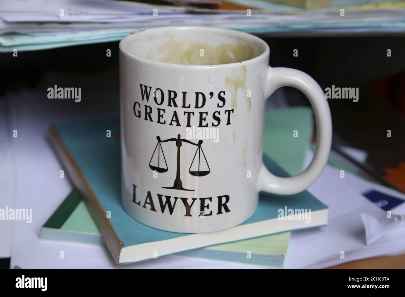 USO EDITORIALE SOLO viste generali a una casella di telefono BT nel piccolo villaggio di Saul in Gloucestershire, che è stato trasformato in ufficio britannico per Jimmy McGill, il personaggio immaginario di Better Call Saul, prima della sua rete in prima TV BT Martedì 27 giugno. Foto Stock