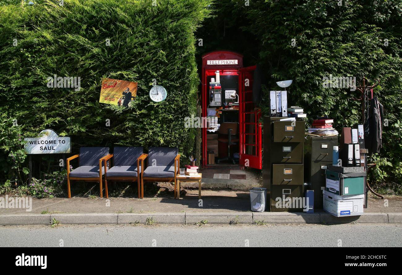 Viste generali di un BT telefono box nel villaggio di Saul in Gloucestershire, che è stato trasformato in ufficio britannico per Jimmy McGill, il carattere immaginario di Better Call Saul, in vista della sua prima rete su BT TV Martedì 27 giugno. Foto Stock