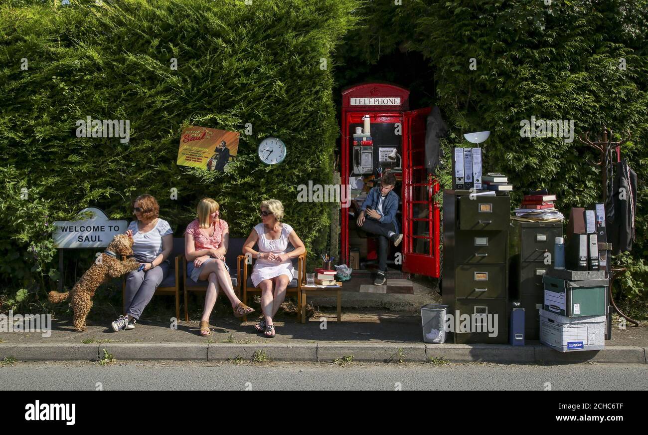 (Da sinistra a destra) residenti del villaggio, Mandy Gennard e cane Dylan, Claire Freebrey, Morag Matthews e Harry Gennard da una scatola telefonica BT nel villaggio di Saul in Gloucestershire, Che è stato trasformato nel Regno Unito ufficio per Jimmy McGill, il carattere immaginario di Better Call Saul, prima della sua rete prima su BT TV Martedì 27 giugno. Foto Stock