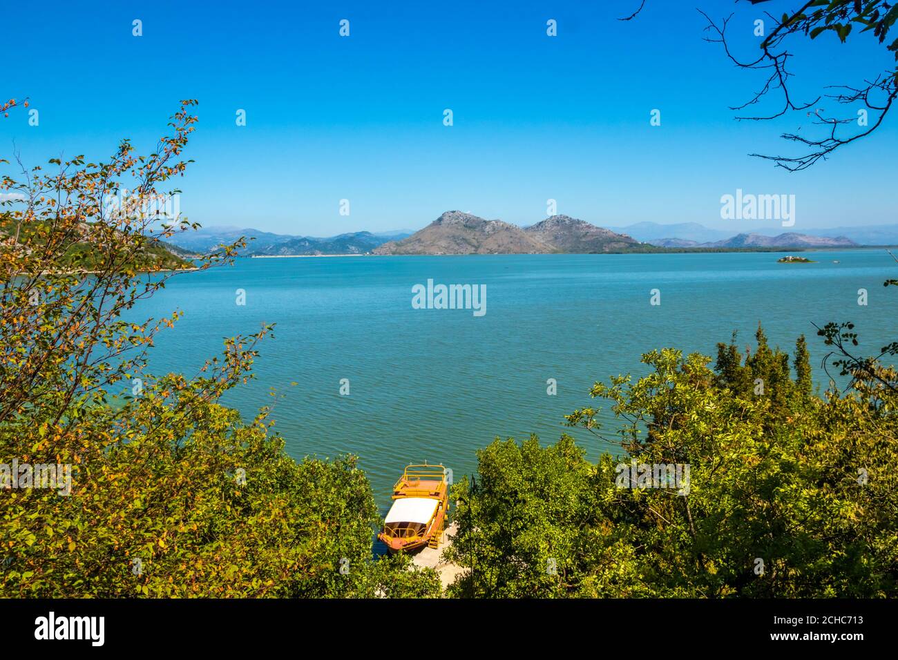 Skadar Lake National Park, ninfee e ninfee in acqua, giorno di sole luminoso e splendidi paesaggi con montagne, gita in barca e in barca, natura Foto Stock