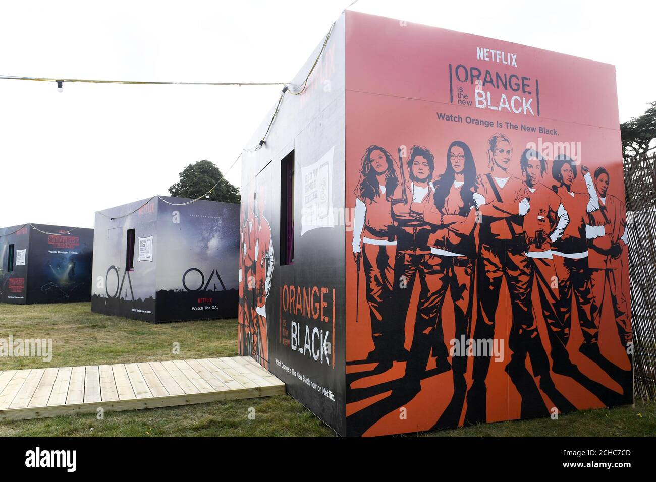 USO EDITORIALE SOLO l'Orange è il nuovo Black pod presso il Bed n Binge Retreat, il primo hotel al mondo per il binge-watching che presenta una collezione di alloggi a tema pod, è lanciato da tre in associazione con Samsung a Osterley Park, West London. Foto Stock