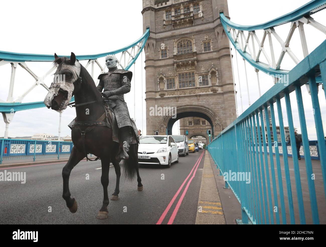 Un modello a cavallo vestito come il Re Notturno dei 'White Walkers' da Game of Thrones, attraversa Tower Bridge a Londra per celebrare l'imminente inizio della stagione 7 del programma televisivo, che si apre alle 21:00 il Lunedi 17 luglio su Sky Atlantic. Foto Stock