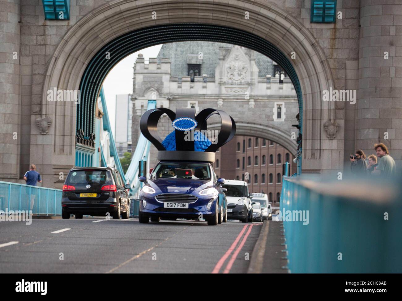 Un nuovo Ford Fiesta Mk VII del 2017 riceve un makeover regale dal miller reale Rosie Olivia, per celebrare il record di pista della vettura come il favorito del Regno Unito al Tower Bridge a Londra. Foto Stock