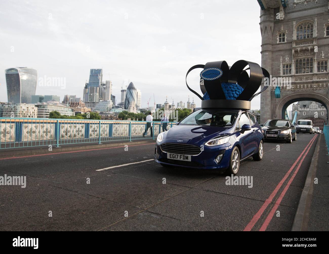 Un nuovo Ford Fiesta Mk VII del 2017 riceve un makeover regale dal miller reale Rosie Olivia, per celebrare il record di pista della vettura come il favorito del Regno Unito al Tower Bridge a Londra. Foto Stock