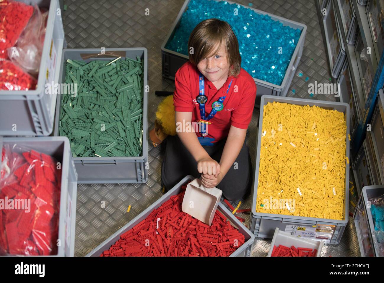 Stanley Bolland, Six, dell'Hampshire, intraprende una certa esperienza di lavoro come 'Model Maker' al Legoland Windsor Resort in Berkshire, dopo aver scritto una lettera che chiede un lavoro che ha visto pubblicizzato all'attrazione nel suo giornale locale. PREMERE ASSOCIAZIONE. Data di emissione: Domenica 3 settembre 2017. Il credito fotografico dovrebbe essere: David Parry/PA Wire Foto Stock