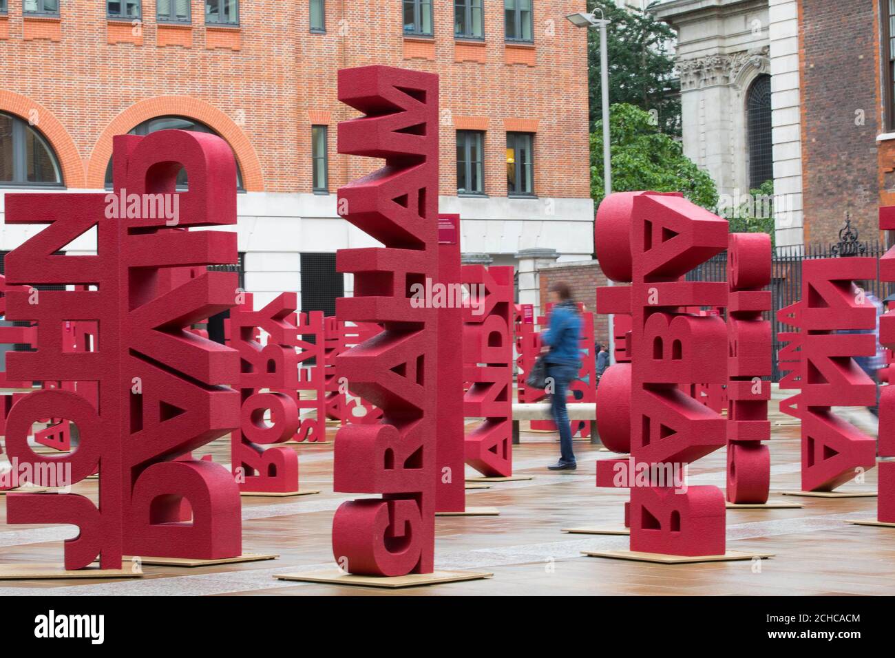 Una vista dell'installazione Make Blood Cancer Visible, in Paternoster Square a Londra. L'installazione presenta 104 sculture per rappresentare il numero di persone diagnosticate ogni giorno nel Regno Unito. Foto Stock