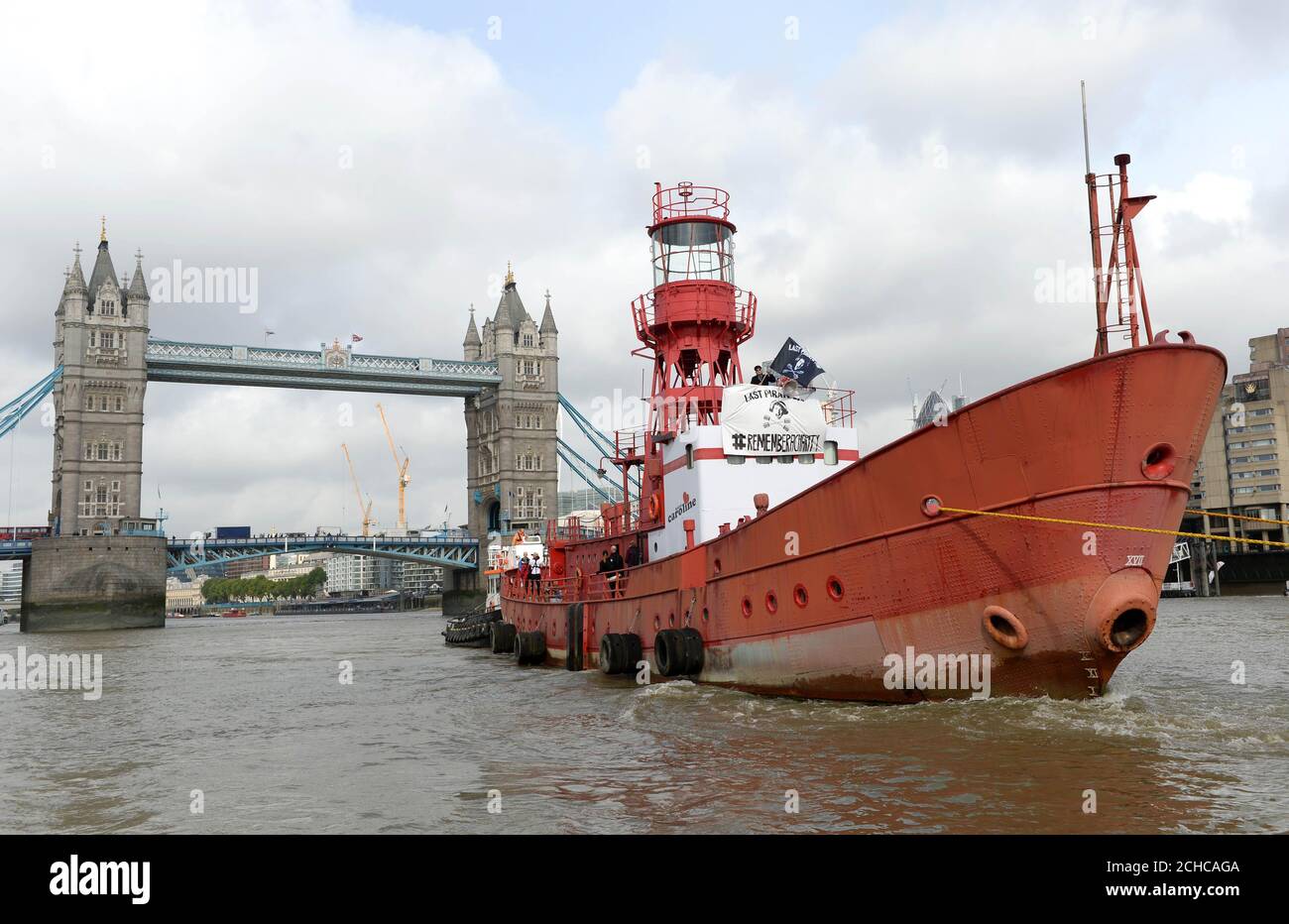 USO EDITORIALE SOLO UNA replica della nave pirata originale degli anni '60 radio Caroline, naviga lungo il Tamigi a Londra, con il leggendario DJ Emperor Rosko a bordo per lanciare Last Pirate FM, una stazione radio della comunità DAB che sarà trasmesso per cinque giorni da Lunedi 11 settembre. Foto Stock