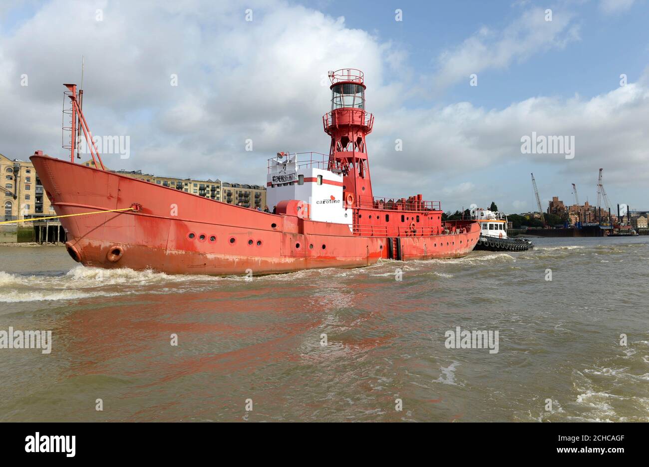 USO EDITORIALE SOLO UNA replica della nave pirata originale degli anni '60 radio Caroline, naviga lungo il Tamigi a Londra, con il leggendario DJ Emperor Rosko a bordo per lanciare Last Pirate FM, una stazione radio della comunità DAB che sarà trasmesso per cinque giorni da Lunedi 11 settembre. Foto Stock