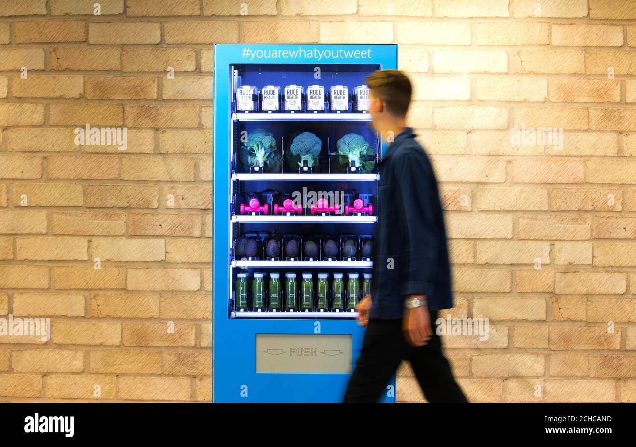 I giovani studiano un distributore automatico gratuito, che sarà distribuito alla Birmingham City University da Barclays questo fresco di quindici giorni e presenta articoli popolari per gli studenti moderni. PREMERE ASSOCIAZIONE. Data di emissione: Mercoledì 13 2017 settembre. La ricerca di Barclays rivela, a differenza delle loro controparti degli anni '90 che indulgono in sigarette e alcol, che le abitudini studentesche della 'generazione Z' mostrano olio di cocco, patate dolci e tisane stanno raggiungendo la parte superiore della loro lista della spesa. La spesa di avocado è aumentata del 266% nel corso dell'ultimo decennio con loro che sono stati consumati la maggior parte nelle città di Oxford e. Foto Stock