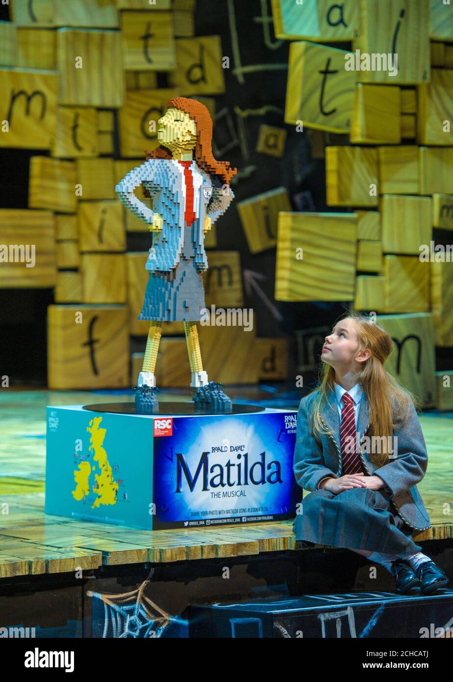 L'attrice Emma Moore, che interpreta Matilda nello spettacolo teatrale della Royal Shakespeare Company Matilda The Musical al Cambridge Theatre, si erge con un'unica costruzione LEGO in mattoni del personaggio 'Matildaa', per celebrare il Roald Dahl Day, che segna il compleanno dello storyteller il 13 settembre a Londra. Foto Stock