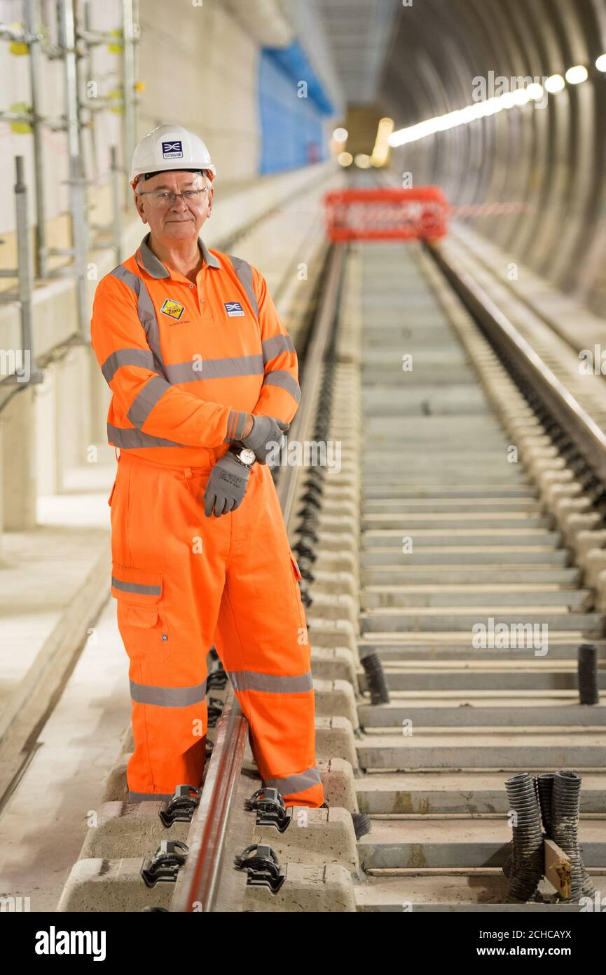 Il presidente di Crossrail Sir Terry Morgan, in qualità di progetto Crossrail, celebra il completamento della linea permanente Elizabeth a Whitechapel, nella zona est di Londra. PREMERE ASSOCIAZIONE foto. Data di emissione: Giovedì 14 settembre 2017. La linea Elizabeth si snoderà da Reading e Heathrow ad ovest, attraverso 42 km di nuovi tunnel sotto Londra fino a Shenfield e Abbey Wood ad est, aggiungendo 10 nuove stazioni e aggiornando a 30 in più per integrare completamente le infrastrutture nuove ed esistenti. Vedere la sezione trasporti Crossrail di PA story. Il credito fotografico deve essere: Dominic Lipinski/PA Wire Foto Stock