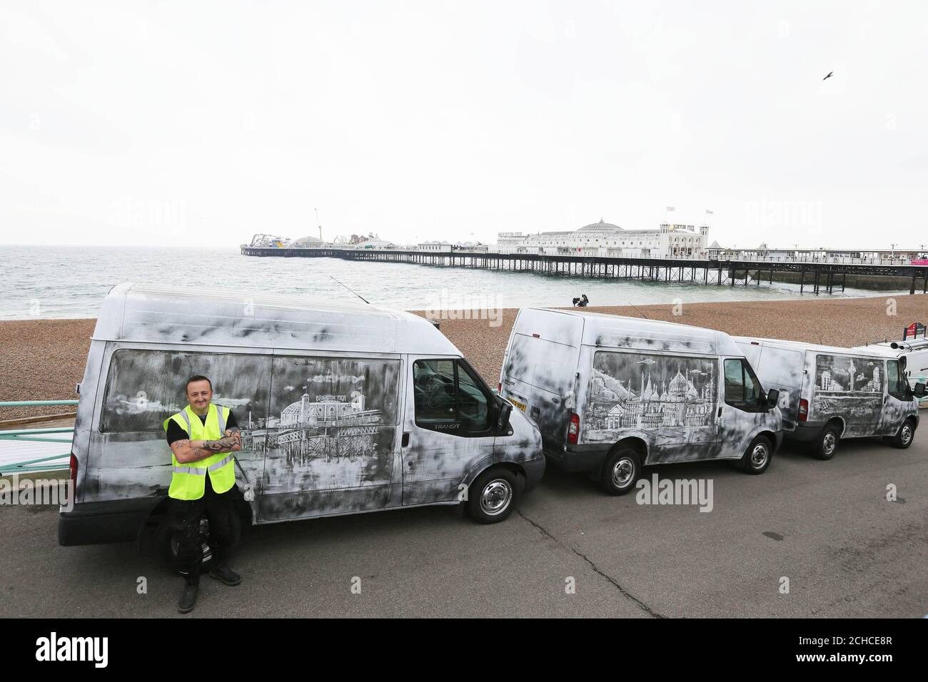 SOLO PER USO EDITORIALE Tradesman Ian Trew con tre furgoni bianchi, Che sono stati dipinti con sporcizia per assomigliare a Brighton Pier, il Royal Pavilion e la i360, sono svelati a Brighton per lanciare 'Local Heroes', un servizio digitale di British gas che aiuta le persone a trovare fidati commercianti locali per svolgere il lavoro in casa. Foto Stock