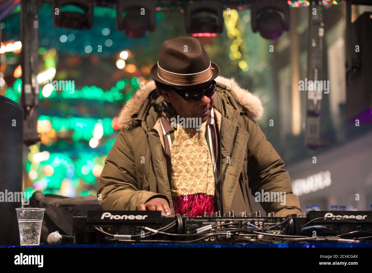 Il DJ Norman Jay suona al Carnaby Christmas Lights di Carnaby, Londra, che presenta un tema di carnevale. Foto Stock