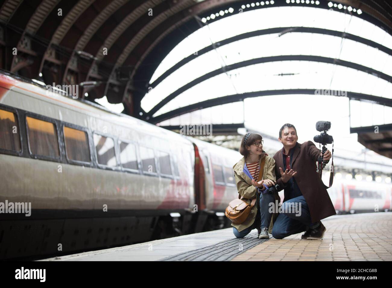 Imbarcato al 0001 lunedì novembre 13 EDITORIALE UTILIZZARE SOLO Geoff e Vicki, il team di formazione dietro 'AllTheStations' segna il conto alla rovescia di un anno fino a quando i nuovi treni Azuma entrano in servizio, alla stazione di York. Foto Stock