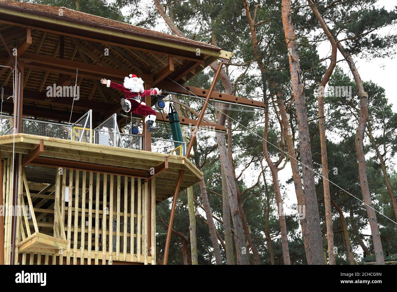 Santa salta dalla cima del drop, una torre alta 15 metri che ha recentemente aperto al Centre Parcs Woburn Forest per celebrare l'arrivo del Winter Wonderland in tutti i villaggi del Center Parcs. Foto Stock