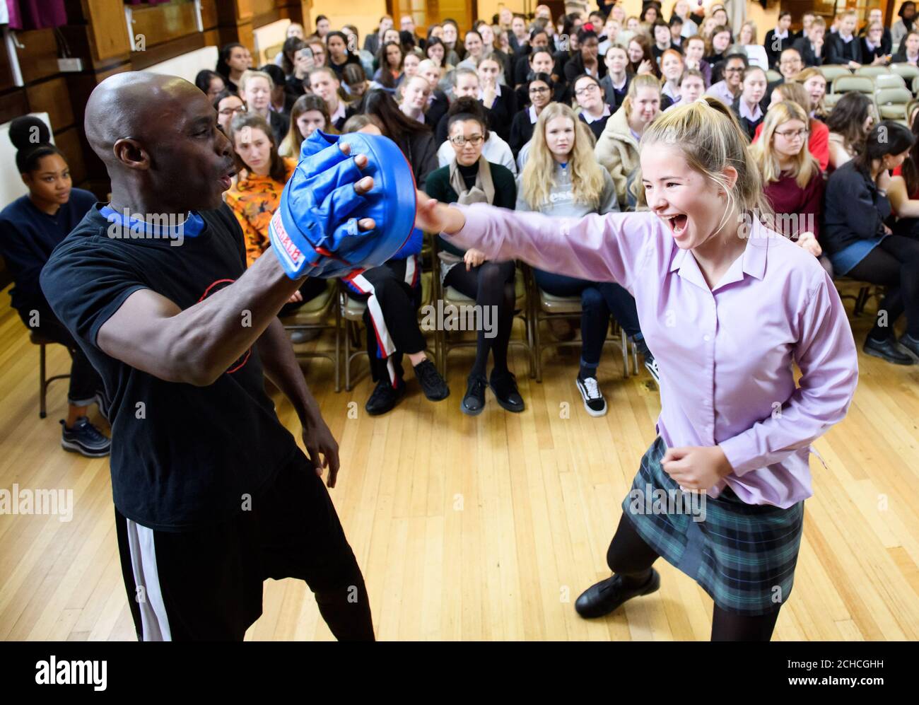 Calvin Thompson, Facilitator di Action Breaks Silence, istruisce Eve Fitzsimons, 15 anni, in autodifesa femminista al Speak-Up Summit: Un'esperienza immersiva per tutto il giorno su questioni che vanno dalla violenza domestica all'emancipazione delle donne alla Streatham & Clapham High School GDST, Londra. Foto Stock