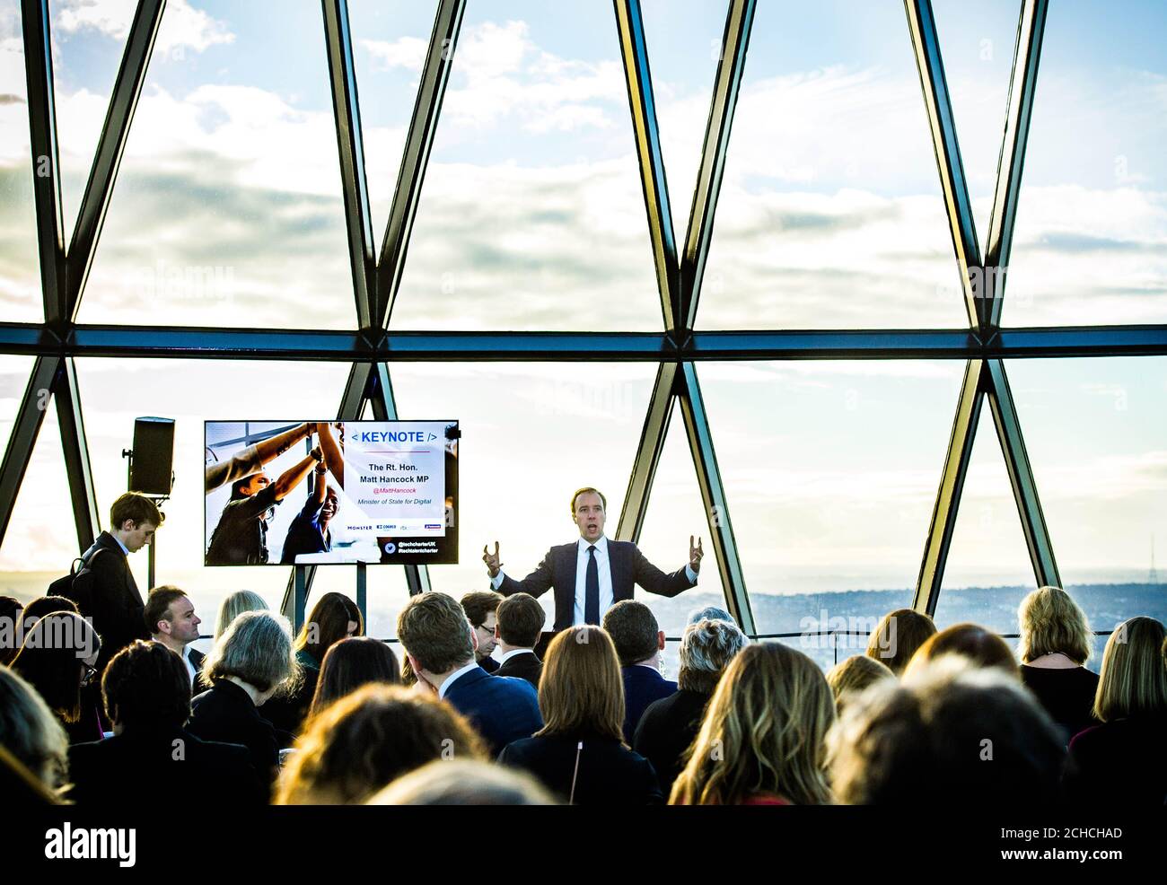 Il Ministro di Stato per Digital Matt Hancock parla all'evento Tech Talent Charter (TTC) al 30 di St Mary Axe, conosciuto anche come Gherkin, Londra. PREMERE ASSOCIAZIONE. Foto. Data immagine: Giovedì 23 novembre 2017. Il TTC è un impegno delle organizzazioni verso una serie di imprese che mirano a garantire una maggiore diversità nella forza lavoro tecnologica del Regno Unito. Il TTC celebra oggi di raggiungere oltre 90 firmatari e ricevere il sostegno del governo. Il credito fotografico dovrebbe essere: John Nguyen/PA Wire Ê Foto Stock