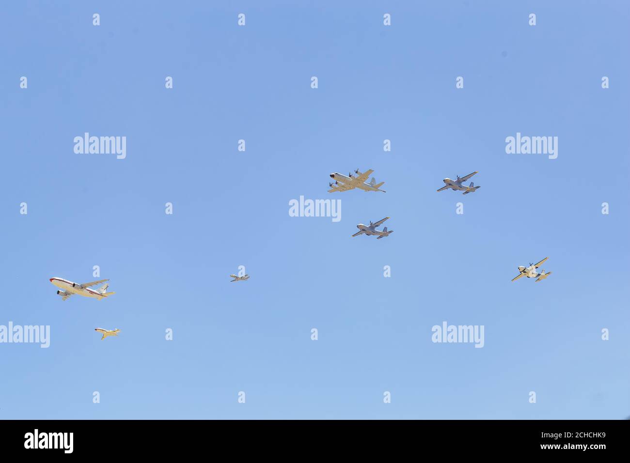Aerei militari moderni sfolgano in formazione attraverso il cielo. Foto Stock