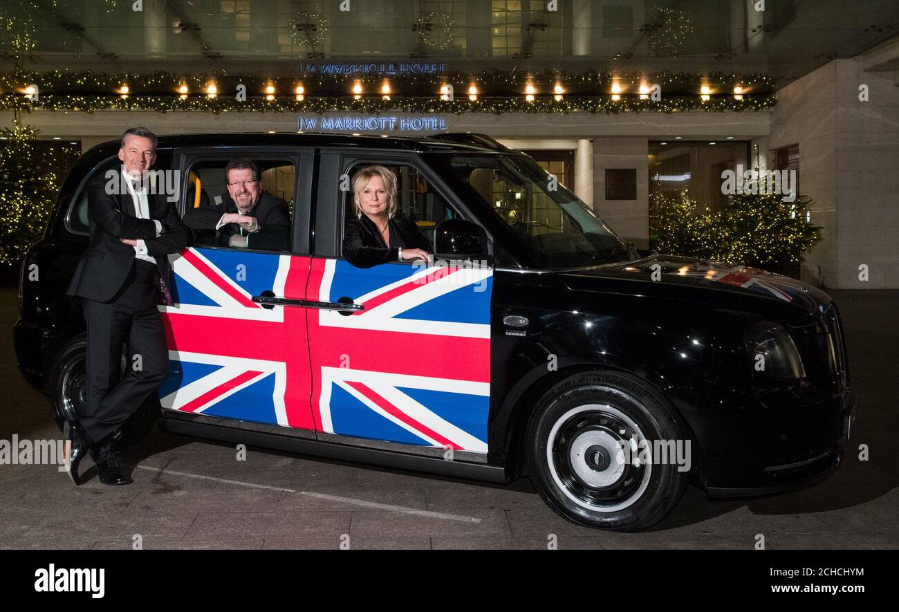 Mike Hawes, CEO di SMMT, Tony Walker, presidente di SMMT e comico Jennifer Saunders arrivano alla cena annuale della Society of Motor Manufacturers and Traders (SMMT) per celebrare l'industria automobilistica al Grosvenor House Hotel di Londra. Foto Stock