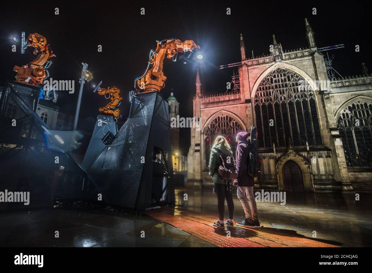I membri della vista pubblica Jason Bruges Studio's Kinetic installation, intitolato Where Do We Go from Hull?, che è andato in mostra in Hull. L'opera d'arte con robotica, luce e suono è l'ultima grande commissione artistica per Hull UK City of Culture 2017. Foto Stock