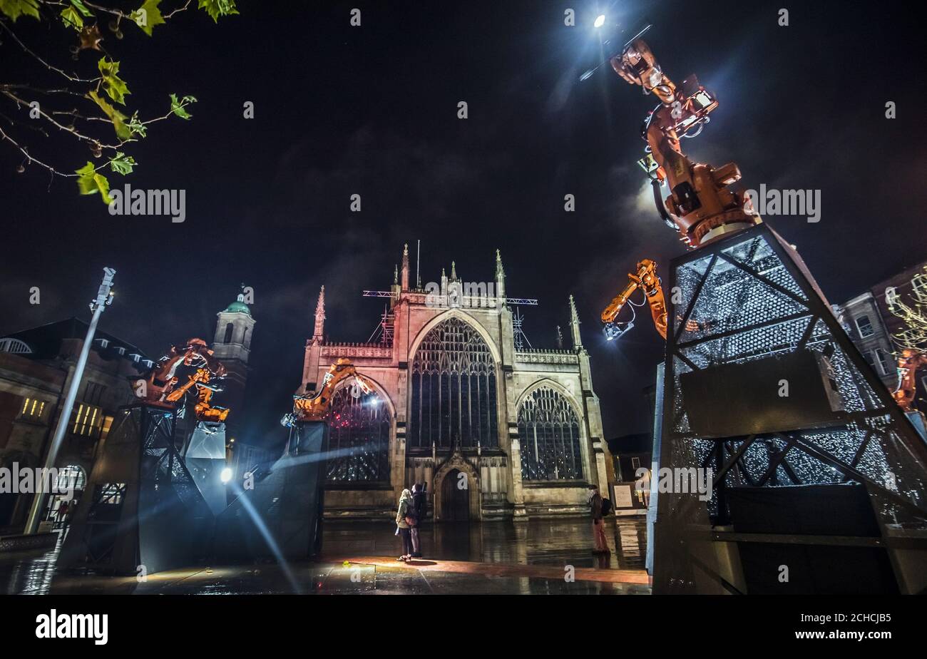 I membri della vista pubblica Jason Bruges Studio's Kinetic installation, intitolato Where Do We Go from Hull?, che è andato in mostra in Hull. L'opera d'arte con robotica, luce e suono è l'ultima grande commissione artistica per Hull UK City of Culture 2017. Foto Stock
