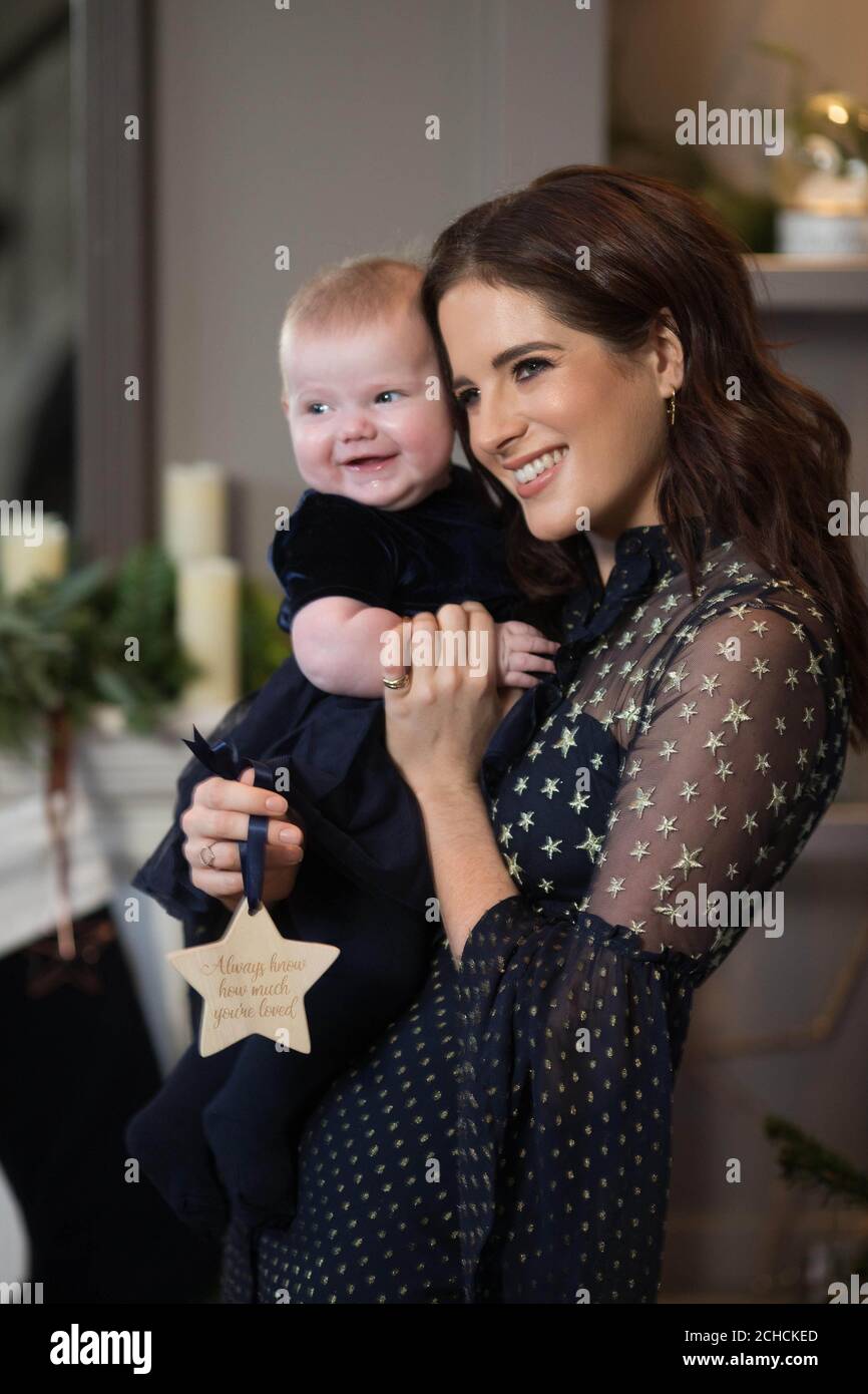 USO EDITORIALE SOLO Binky Felstead con sua figlia India, di 6 mesi, lancia la campagna Aptaclub's Christmas Wishes a Londra. PREMERE ASSOCIAZIONE. Foto. Data immagine: Martedì 12 dicembre 2017. La campagna Christmas Wishes di Aptaclub sostiene Mummy's Star, l'unica associazione benefica nel Regno Unito e in Irlanda dedicata alle donne e alle loro famiglie colpite dal cancro durante la gravidanza e poco dopo la nascita. Il credito fotografico dovrebbe essere: David Parry/PA Wire Foto Stock