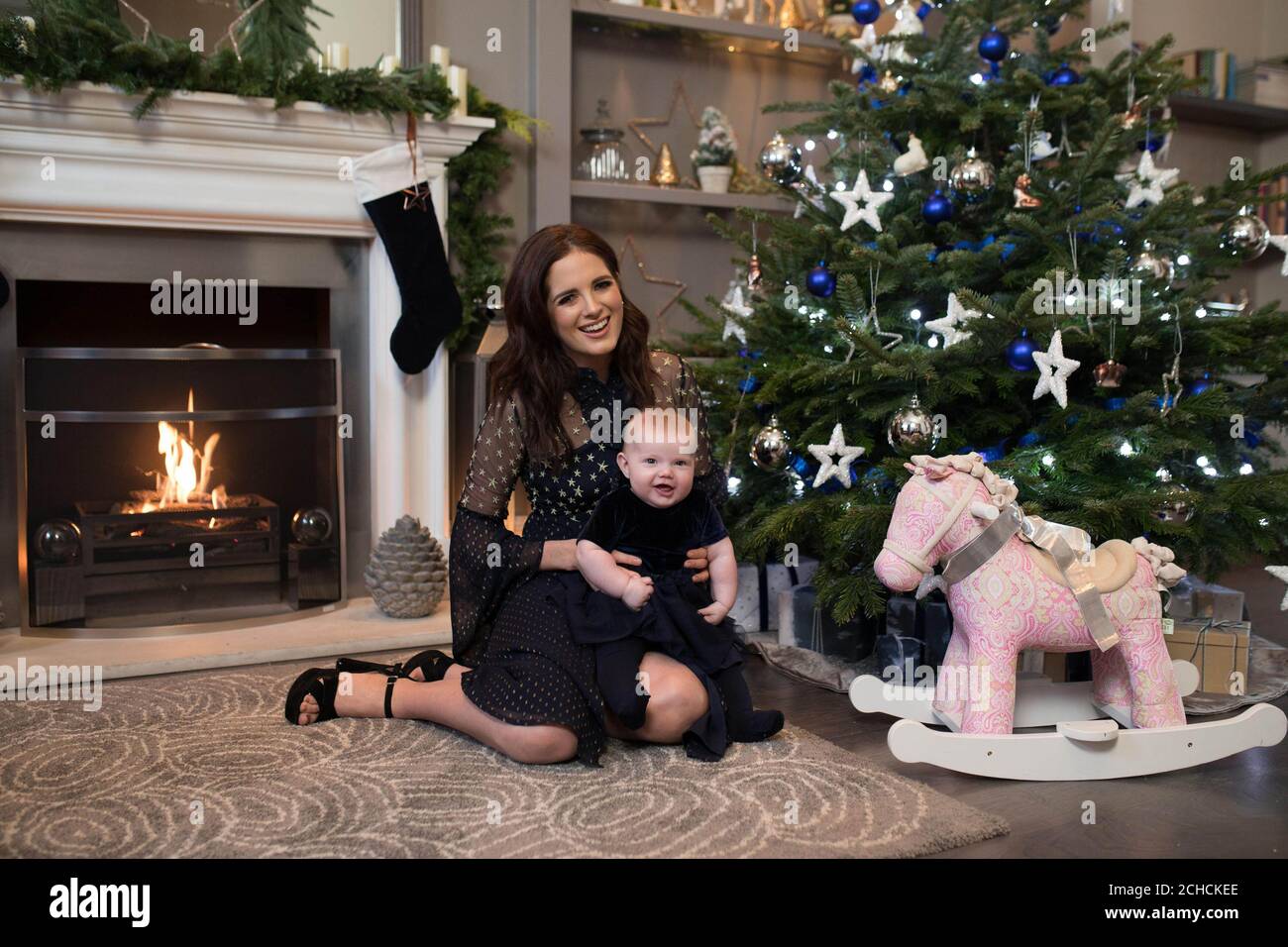 USO EDITORIALE SOLO Binky Felstead con sua figlia India, di 6 mesi, lancia la campagna Aptaclub's Christmas Wishes a Londra. PREMERE ASSOCIAZIONE. Foto. Data immagine: Martedì 12 dicembre 2017. La campagna Christmas Wishes di Aptaclub sostiene Mummy's Star, l'unica associazione benefica nel Regno Unito e in Irlanda dedicata alle donne e alle loro famiglie colpite dal cancro durante la gravidanza e poco dopo la nascita. Il credito fotografico dovrebbe essere: David Parry/PA Wire Foto Stock